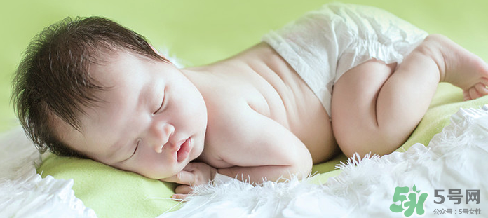 新生兒吃母乳需要喝水嗎？新生兒需不需要要喝水？