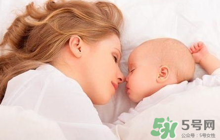 新生兒吃母乳需要喝水嗎？新生兒需不需要要喝水？