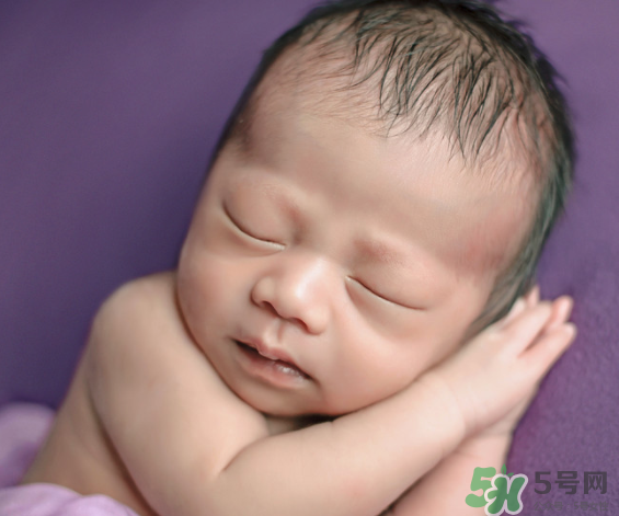 新生兒吃母乳拉稀是怎么回事？新生兒吃母乳拉稀怎么辦？