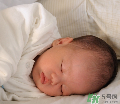 新生兒吃母乳拉稀是怎么回事？新生兒吃母乳拉稀怎么辦？