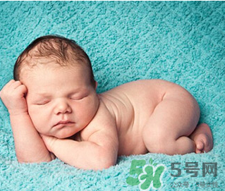 新生兒吃母乳拉奶瓣是怎么回事？新生兒吃母乳會(huì)拉奶瓣嗎？