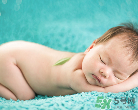 新生兒吃母乳拉奶瓣是怎么回事？新生兒吃母乳會(huì)拉奶瓣嗎？