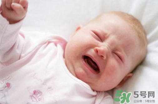 新生兒吃母乳拉奶瓣是怎么回事？新生兒吃母乳會(huì)拉奶瓣嗎？