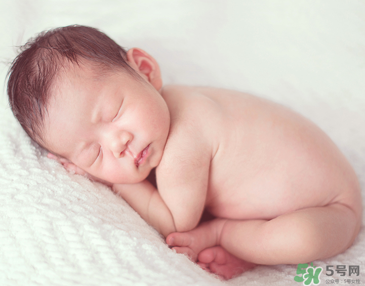 新生兒吃母乳拉奶瓣是怎么回事？新生兒吃母乳會(huì)拉奶瓣嗎？