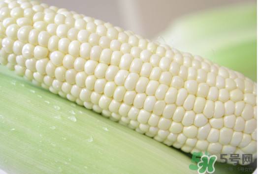 白玉米煮后變黃能吃嗎？白玉米為什么變黃了？