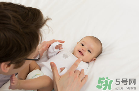 新生兒吃母乳放屁拉稀正常嗎？新生兒吃母乳拉黃水正常嗎？