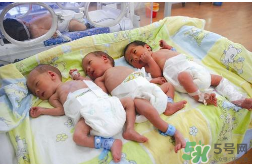 新生兒吃母乳放屁拉稀正常嗎？新生兒吃母乳拉黃水正常嗎？