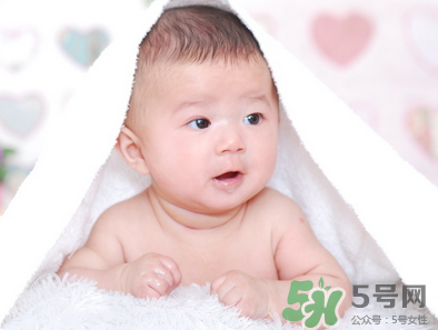 新生兒吃母乳放屁拉稀正常嗎？新生兒吃母乳拉黃水正常嗎？