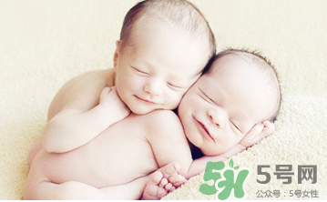 新生兒吃母乳放屁拉稀正常嗎？新生兒吃母乳拉黃水正常嗎？