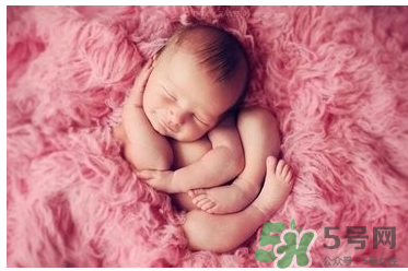 新生兒一月長幾斤正常？新生兒一月長多少厘米？