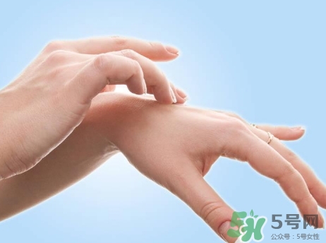 整個(gè)手掌都脫皮是什么原因_手掌脫皮怎么辦 整個(gè)手掌都脫皮是什么原因_手掌脫皮怎么辦