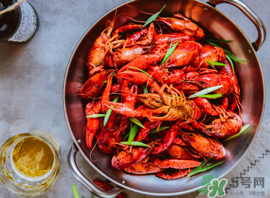 做麻辣小龍蝦放什么調料？麻辣小龍蝦可以放什么菜？