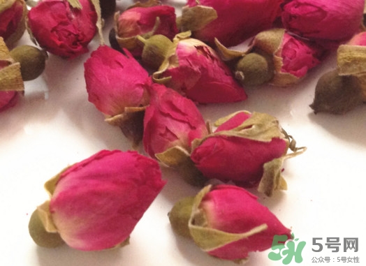 黑枸杞和玫瑰花可以一起泡水喝嗎？玫瑰花黑枸杞泡著喝有什么功效