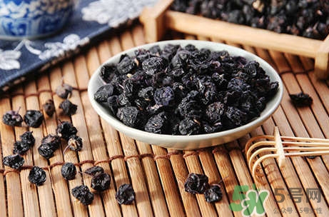 黑枸杞能和蜂蜜一起喝嗎？蜂蜜可以和黑枸杞一起喝嗎