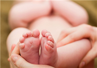 新生兒吃母乳拉奶瓣是怎么回事？新生兒吃母乳會拉奶瓣嗎？