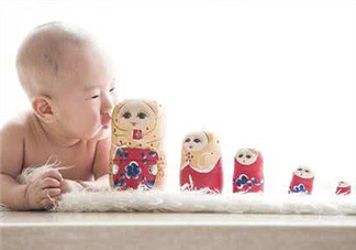 新生兒吃母乳放屁拉稀正常嗎？新生兒吃母乳拉黃水正常嗎？