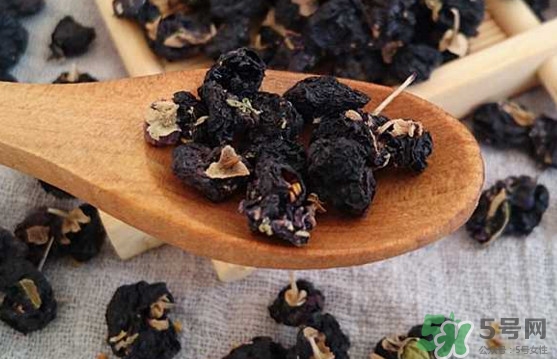 黑枸杞一天吃幾顆合適？黑枸杞一天喝多少合適