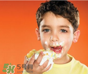 寶寶愛吃甜食智力會(huì)下降嗎？兒童愛吃糖會(huì)影響智力嗎？