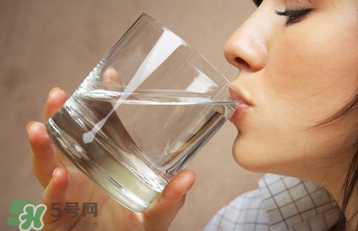 入伏喝什么水好？入伏喝熱水還是冷水？