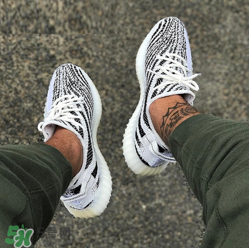 adidas yeezy 350 v2 boost zebra白斑馬市場價多少錢？