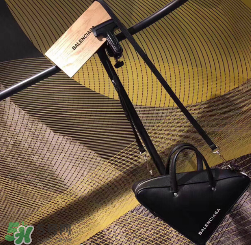 balenciaga三角包尺寸多大？巴黎世家三角形包包尺寸介紹