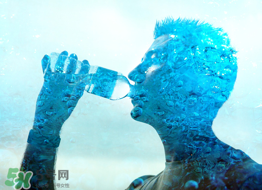 入伏喝什么水好？入伏喝熱水還是冷水？