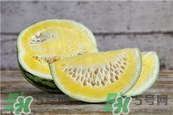 紅瓤西瓜和黃瓤西瓜有什么區(qū)別?紅瓤西瓜和黃瓤西瓜的區(qū)別 紅瓤西瓜和黃瓤西瓜有什么區(qū)別?紅瓤西瓜和黃瓤西瓜的區(qū)別