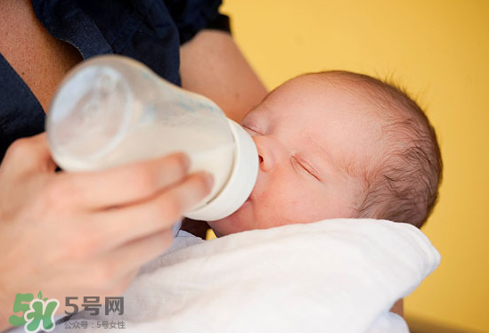 嬰兒吐奶和嘔吐的區(qū)別？怎么判斷嬰兒是吐奶還是嘔吐？