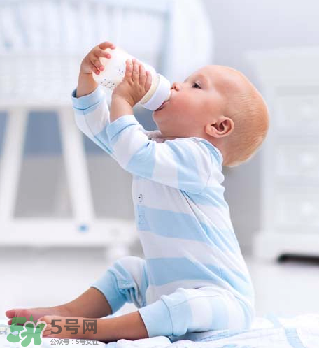 嬰兒吐奶和嘔吐的區(qū)別？怎么判斷嬰兒是吐奶還是嘔吐？