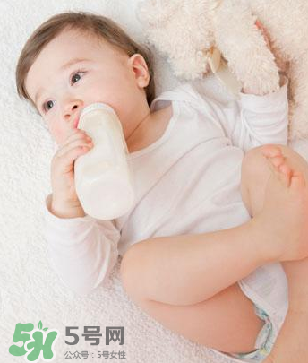 嬰兒吐奶和嘔吐的區(qū)別？怎么判斷嬰兒是吐奶還是嘔吐？