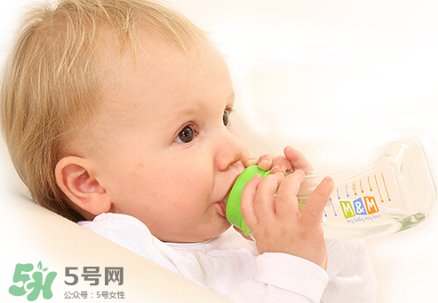 嬰兒吐奶和奶粉有關(guān)系嗎？嬰兒吐奶需要換奶粉嗎？