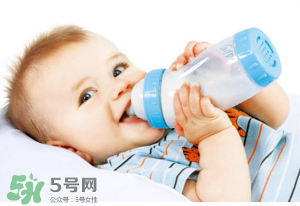 嬰兒吐奶和奶粉有關(guān)系嗎？嬰兒吐奶需要換奶粉嗎？