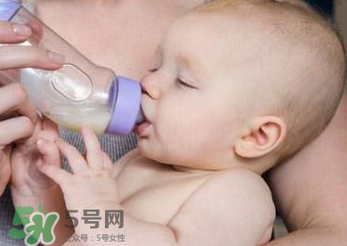 嬰兒吐奶有黃水怎么辦？嬰兒吐奶會吐黃水嗎？