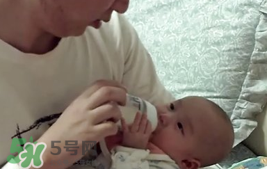 嬰兒吐奶有黃水怎么辦？嬰兒吐奶會吐黃水嗎？