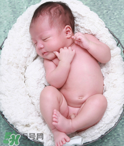 寶寶吐奶和哭有關(guān)系嗎？寶寶哭會(huì)引起吐奶嗎？