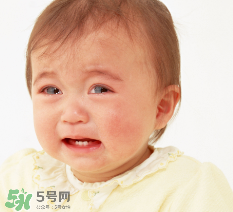 寶寶吐奶和哭有關(guān)系嗎？寶寶哭會(huì)引起吐奶嗎？