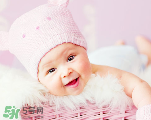 寶寶吐奶和哭有關(guān)系嗎？寶寶哭會(huì)引起吐奶嗎？