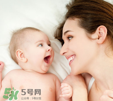 寶寶吐奶和哭有關(guān)系嗎？寶寶哭會(huì)引起吐奶嗎？