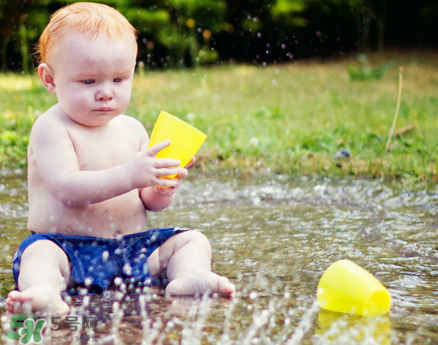 寶寶喜歡玩水怎么辦？寶寶為什么喜歡玩水？