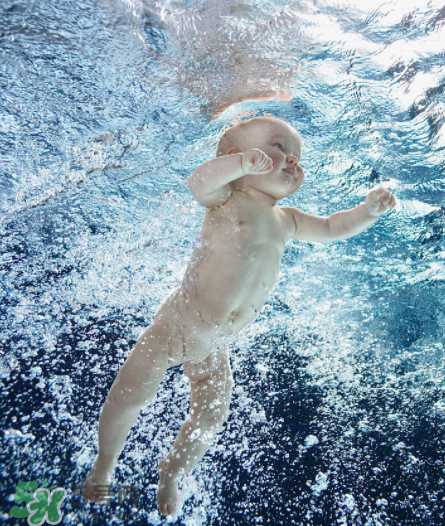 寶寶喜歡玩水怎么辦？寶寶為什么喜歡玩水？