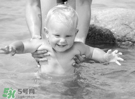 小孩玩水多久合適？小孩多久玩一次水好？