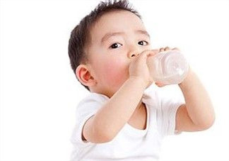 嬰兒吐奶和溢奶的區(qū)別 嬰兒溢奶和吐奶有何不同？