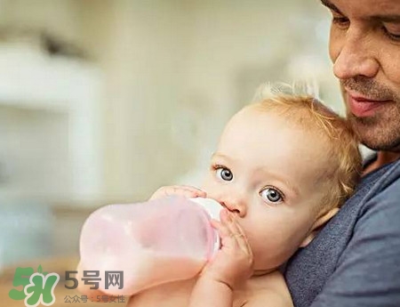 嬰兒吐奶和溢奶的區(qū)別 嬰兒溢奶和吐奶有何不同？