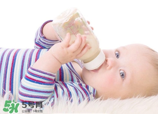 嬰兒吐奶和溢奶的區(qū)別 嬰兒溢奶和吐奶有何不同？