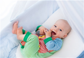 嬰兒吐奶和奶粉有關(guān)系嗎？嬰兒吐奶需要換奶粉嗎？