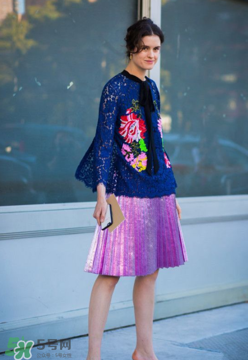 百褶裙怎么搭配好看？百褶裙配什么衣服好看？