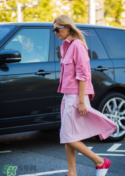 百褶裙怎么搭配好看？百褶裙配什么衣服好看？