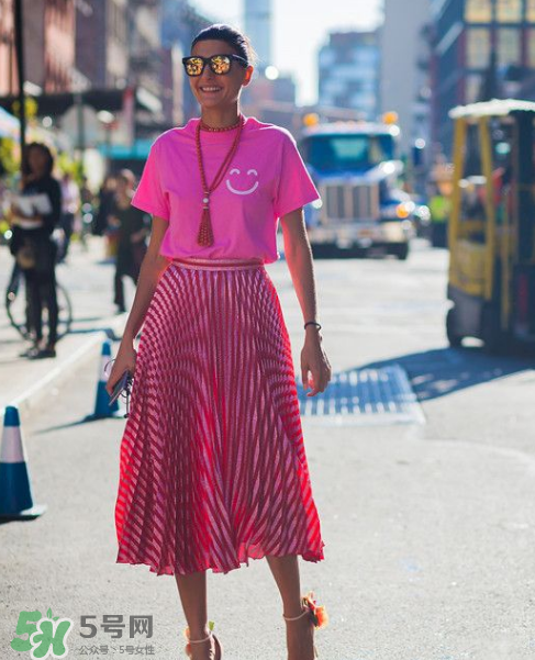 百褶裙怎么搭配好看？百褶裙配什么衣服好看？