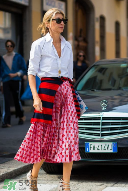 百褶裙怎么搭配好看？百褶裙配什么衣服好看？