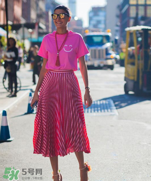 t恤搭配什么裙子好看？t恤怎么搭配裙子好看？